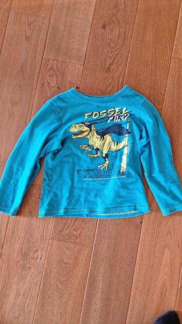 Een poloshirt met dinosauriërs beschikbaar voor biedingen