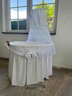 Retro/vintage wiegje rotan met witte bekleding, Ophalen, Zo goed als nieuw