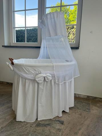 Retro/vintage wiegje rotan met witte bekleding, Ophalen, Zo goed als nieuw