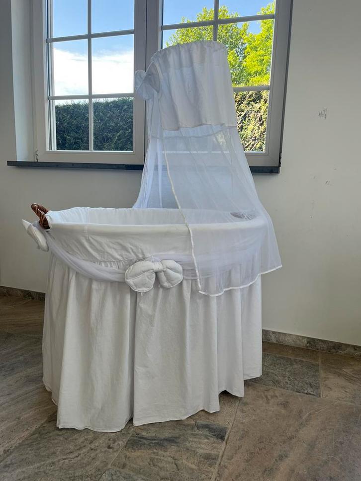 Retro/vintage wiegje rotan met witte bekleding, Kinderen en Baby's, Babywiegjes en Ledikanten, Zo goed als nieuw, Ophalen