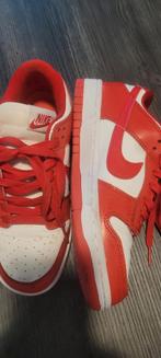 Chaussures Nike dunk rouge et blanc, Schoenen, Zo goed als nieuw, Ophalen