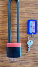 Hangslot met lange beugel en 2 sleutels in rode kleur, Motoren, Accessoires | Sloten, Zo goed als nieuw