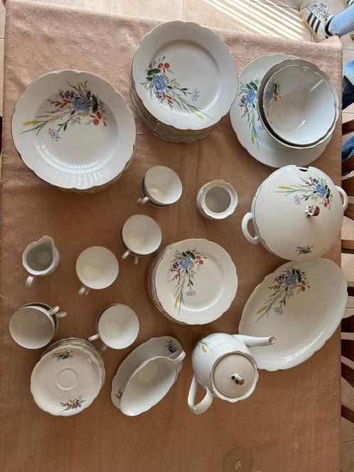 Servies met gouden rand en bloemenmotief, Antiek en Kunst, Antiek | Servies compleet, Ophalen
