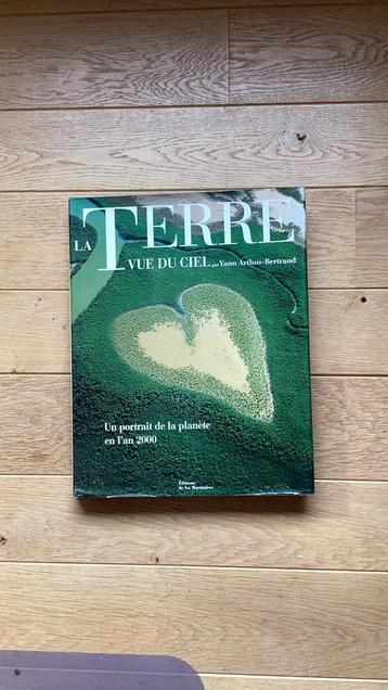 Grand livre sur les images de la terre, Enlèvement ou Envoi, Comme neuf