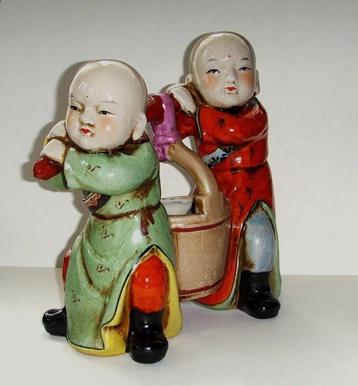 Leuk Porseleinen beeld van twee Chinese jongen waterdragers beschikbaar voor biedingen
