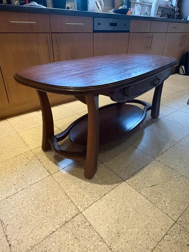 Vol massieve houten salontafel in notelaar, Antiquités & Art, Antiquités | Meubles | Tables, Enlèvement