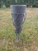 Mooie zinken vaas in mooie zinken houder, Ophalen of Verzenden
