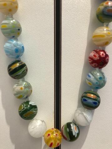 Langere ketting in kleuren beschikbaar voor biedingen