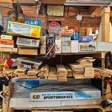 Bouwdozen en balsa hout  beschikbaar voor biedingen