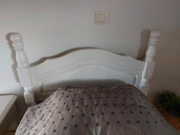 Houten kinderbed + nachttafel beschikbaar voor biedingen