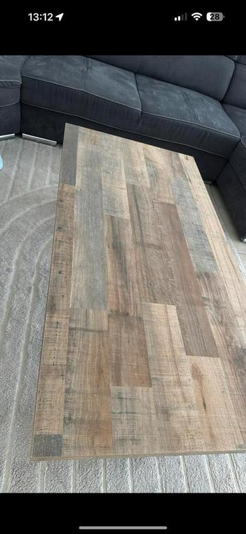 Salon tafel beschikbaar voor biedingen