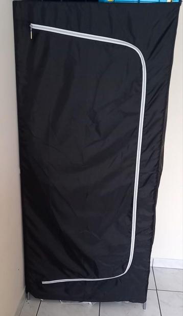 Zwarte kleerkast met hang en leg mogelijkheid.  beschikbaar voor biedingen