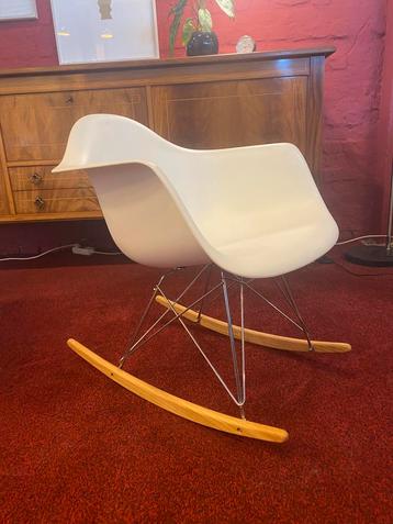 Replica Vitra Eames schommelstoel beschikbaar voor biedingen