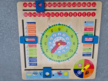 Mooie houten kalenderklok New Classic Toys beschikbaar voor biedingen