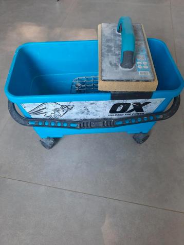 Afwasbakje met spons beschikbaar voor biedingen