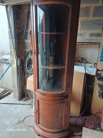 Très belle vitrine de coin  beschikbaar voor biedingen