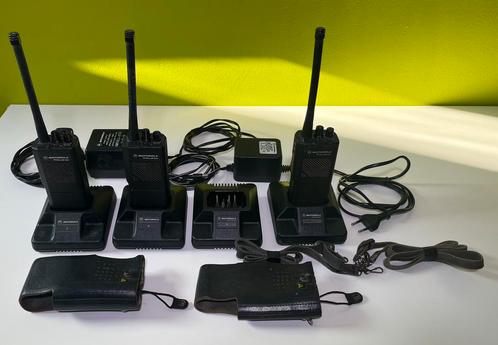 3x Motorola Radius GP 300 (met opladers en draagtassen), Télécoms, Talkies-walkies & Walkies-talkies, Comme neuf, Talkie-walkie ou Walkie-talkie