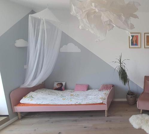 Eenpersoonsbed met roze FLEXA Dots-matras ontworpen door Cha, Huis en Inrichting, Slaapkamer | Bedden, Gebruikt, Eenpersoons, 90 cm