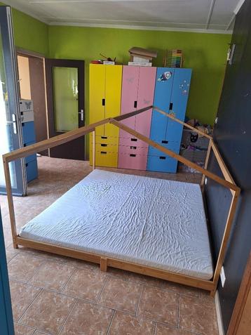 Lit cabane + matelas 180 x 200 cm très bon état beschikbaar voor biedingen