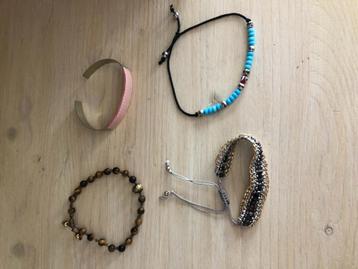 Armbandjes in verschillende kleuren en modellen beschikbaar voor biedingen