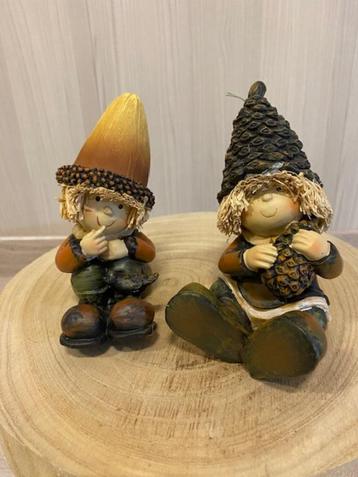 herfstdecoratie : 2 kindjes zittend beschikbaar voor biedingen