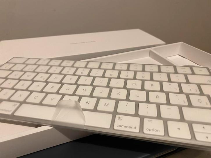 Draadloze QWERTY Apple Magic. Geseald, nooit geopend, Computers en Software, Toetsenborden, Zo goed als nieuw, Qwerty, Draadloos