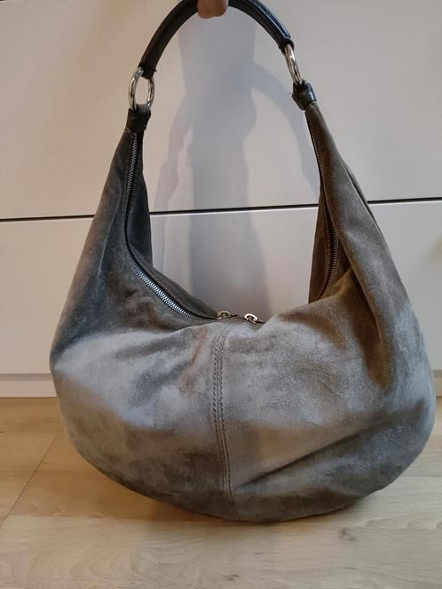 Magnifique sac en nubuk gris taupe, Handtassen en Accessoires, Tassen | Damestassen, Zo goed als nieuw, Grijs, Ophalen of Verzenden