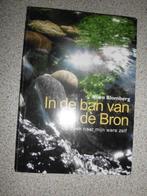 IN DE BAN VAN DE BRON - KOEN BLOMBERG- ALS NIEUW !, Boeken, Esoterie en Spiritualiteit, Ophalen of Verzenden