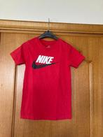 Rood t-shirt, Nike, maat 122-128, Jongen, Ophalen of Verzenden, Zo goed als nieuw, Shirt of Longsleeve