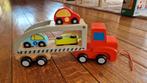 Houten speelgoed - truck met 3 auto's, Kinderen en Baby's, Speelgoed |Speelgoedvoertuigen, Ophalen of Verzenden, Zo goed als nieuw
