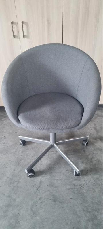 Burostoel grijs op wielen en draaiend beschikbaar voor biedingen