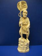 ivoren man met harpoen okimono, Antiek en Kunst, Ophalen of Verzenden