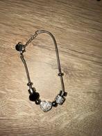 Bracelet à breloques argentée et noir, Handtassen en Accessoires, Bedels, 1 bedel, Ophalen of Verzenden, Zo goed als nieuw, Zilver
