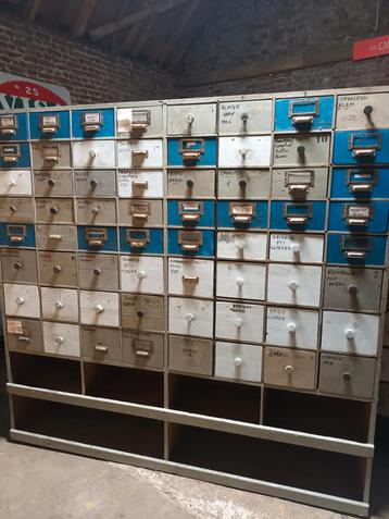 Prachtige vintage zware houten ladekast  beschikbaar voor biedingen