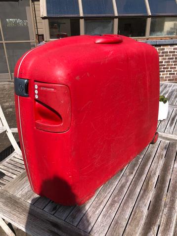Rode Reiskoffer Samsonite met cijferslot. beschikbaar voor biedingen