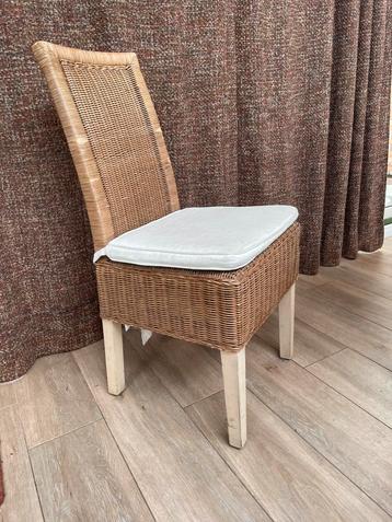 6 stoelen beschikbaar voor biedingen