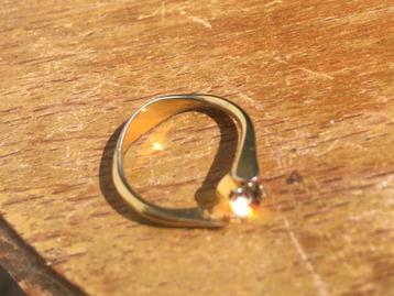 Vintage, goudkleurige ring met fonkelende steen, Overige materialen, Gebruikt, Met strass, Ophalen of Verzenden