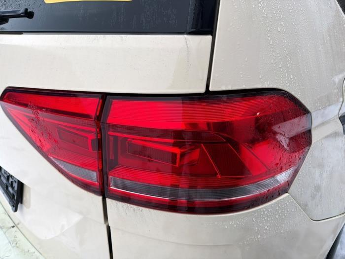 Feu arrière droit d'un Volkswagen Touran, Autos : Pièces & Accessoires, Éclairage, Volkswagen, Utilisé, 3 mois de garantie, Enlèvement ou Envoi