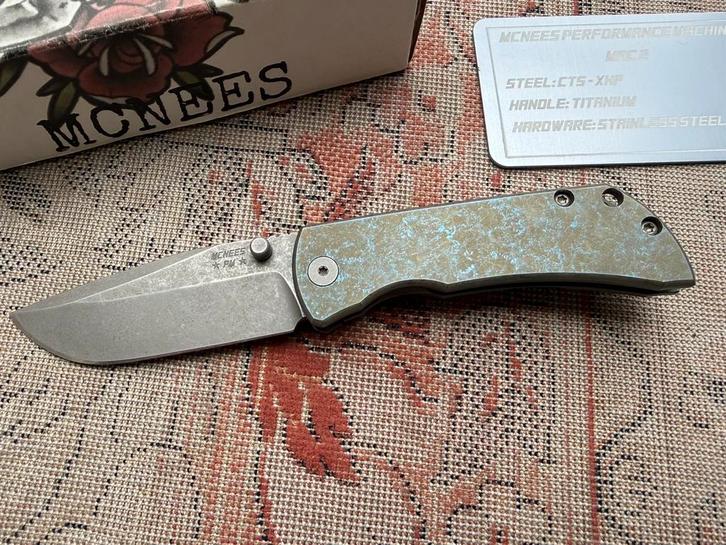 Nieuw McNees Knives PM Mac 2 3” Titanium Atomic Gold Blue, Caravans en Kamperen, Kampeergereedschap, Nieuw, Ophalen of Verzenden