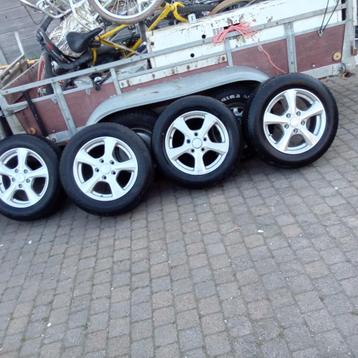 4 velgen met band beschikbaar voor biedingen