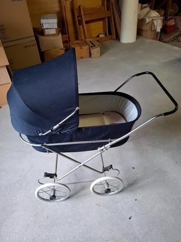 Vintage poppenwagen beschikbaar voor biedingen