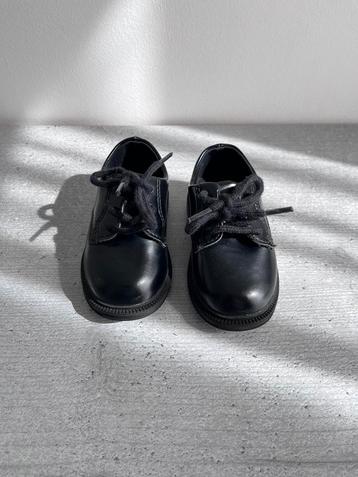 Kinderschoenen beschikbaar voor biedingen