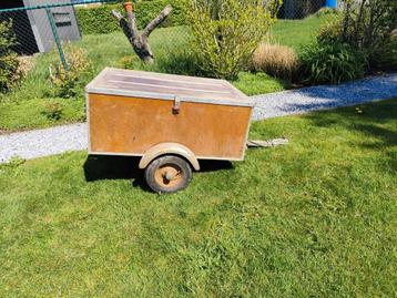 gesloten aanhangwagen beschikbaar voor biedingen