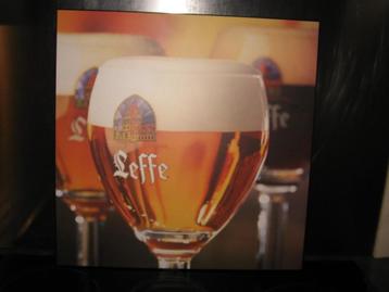Cadre en bois Leffe avec image en verre 51 x 51 cm., Enlèvement ou Envoi, Comme neuf, Panneau, Plaque ou Plaquette publicitaire
