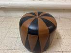Leuke vintage leren poef, Huis en Inrichting, Zetels | Voetbanken en poefs, Ophalen, Gebruikt, Leer, 50 tot 75 cm