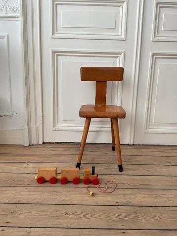 Vintage houten kleine kinderstoel  beschikbaar voor biedingen