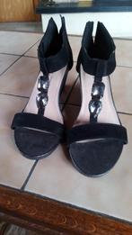 paire  de   chaussures  dame  très  élégantes    39, Zwart, Ophalen of Verzenden, Zo goed als nieuw, Pumps