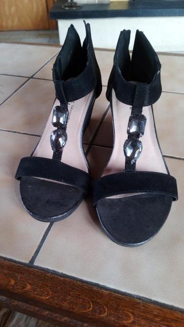 paire  de   chaussures  dame  très  élégantes    39 beschikbaar voor biedingen