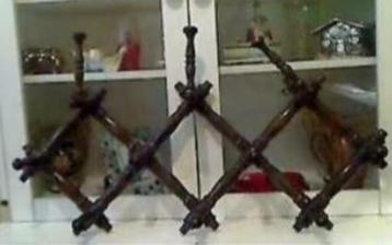 Zeer oude houten kapstok. Accordeontype  beschikbaar voor biedingen