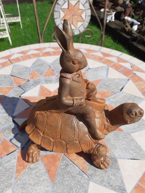 Prachtig gietijzeren beeld (de haas en de schildpad), Tuin en Terras, Tuinbeelden, Nieuw, Dierenbeeld, Overige materialen, Ophalen of Verzenden